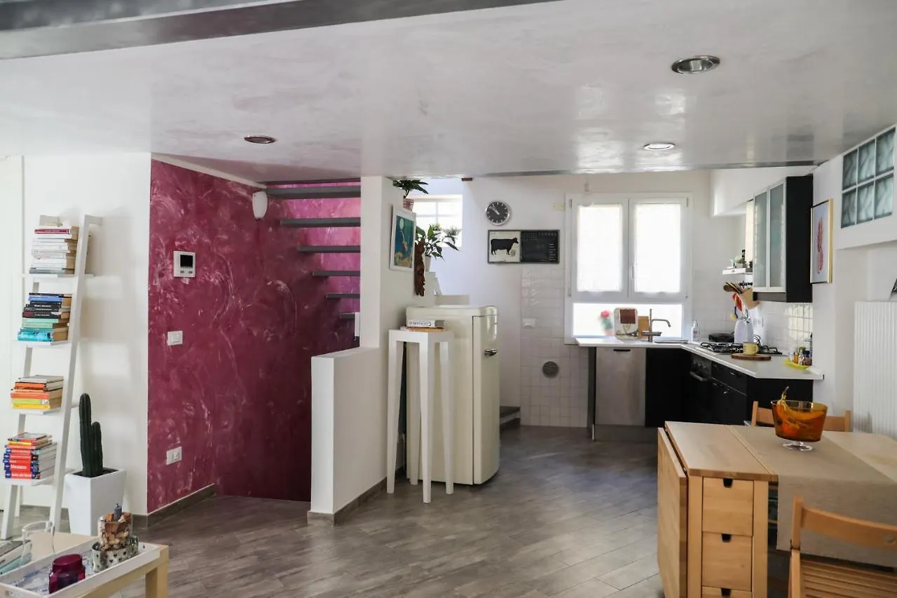 Modern Loft In The Heart Of Camaiore contacts